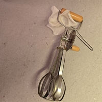 metal-håndpisker-træhåndtag-gammelt-køkkengrej